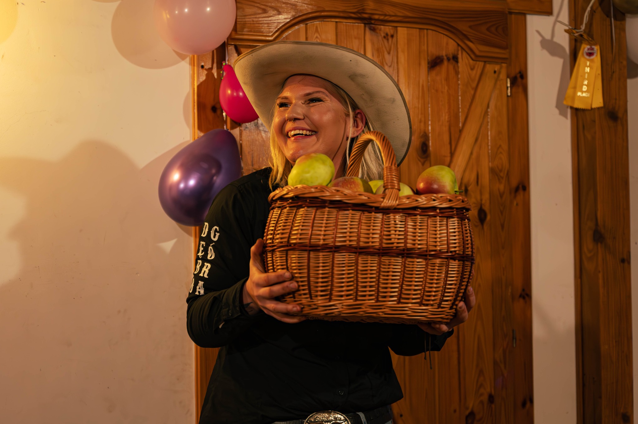 Koń wyglądający z boksu stajni Dębogóra Ranch